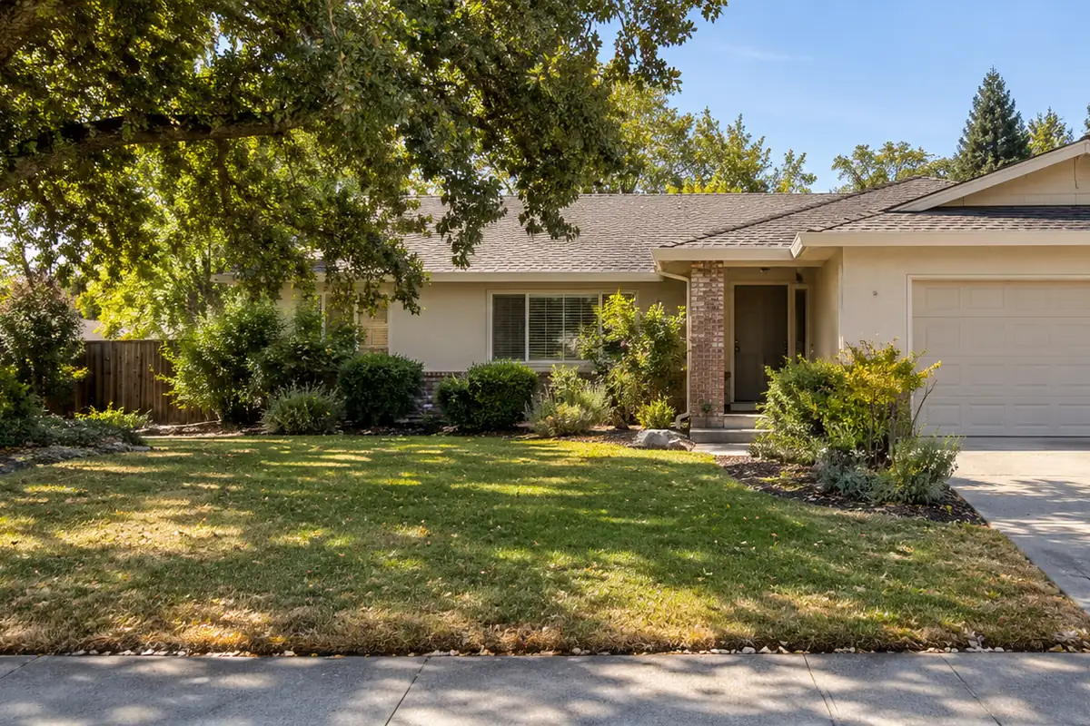 Single-story ranch home with an oak tree and a lawn, rat control in Escondido, CA